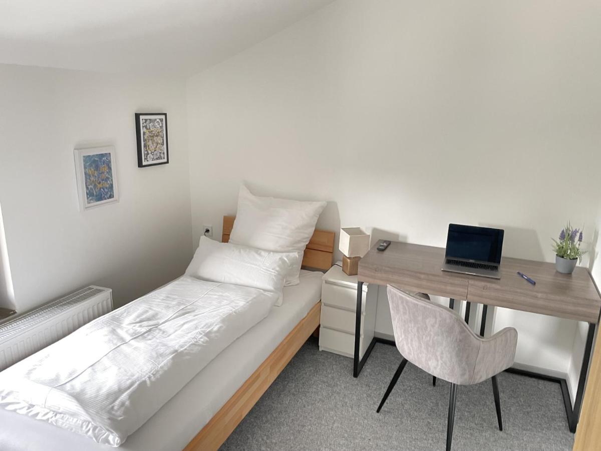 Hotel-Am-Bahnhof Stuttgart-Ditzingen Chambre photo