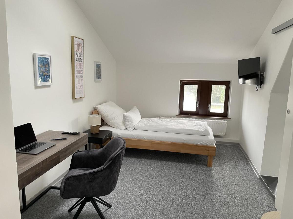 Hotel-Am-Bahnhof Stuttgart-Ditzingen Chambre photo